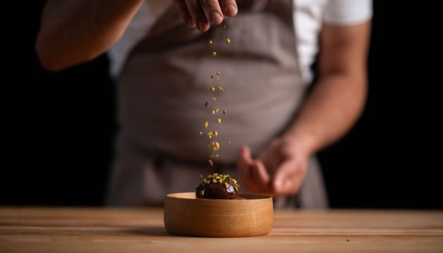 Cuisinier qui fait un dessert