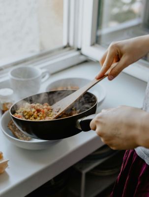 Cuisine dans une poele