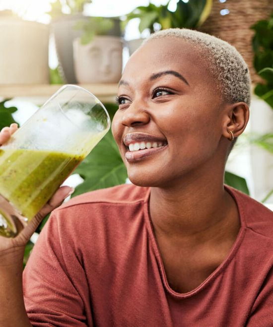 Femme qui boit un verre de matcha