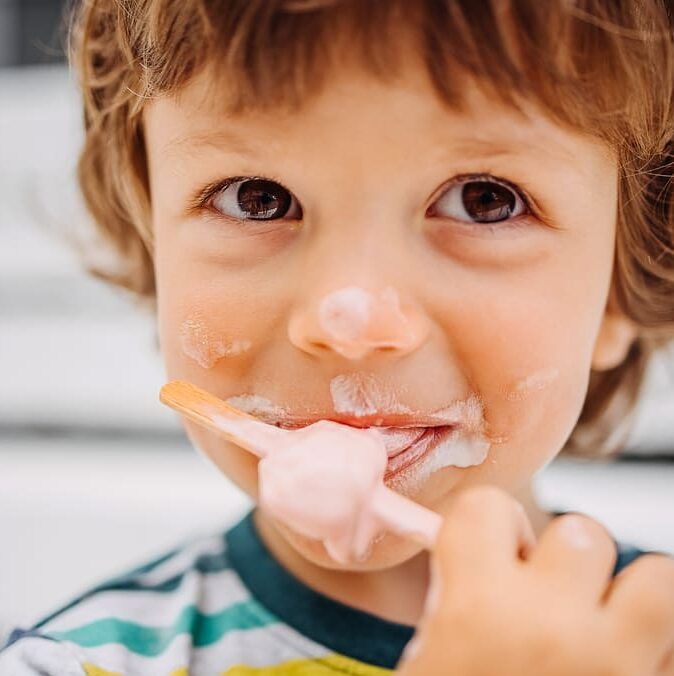 Enfant qui mange une glace