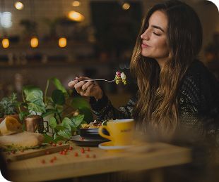 femme qui mange