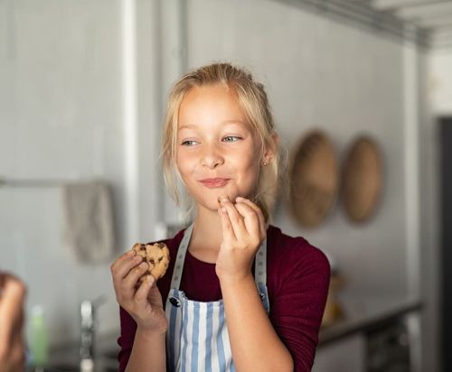 Enfant qui mange un cookie